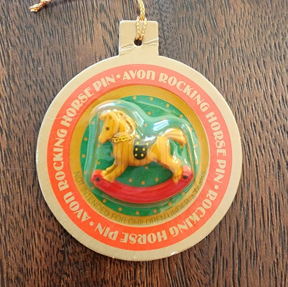 NEW Avon PIN Christmas Vintage ROCKING HORSE 1985 Brass Rein on ORNAMENT Card
